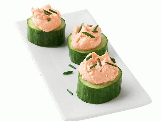 Foto čaše krastavaca sa šlagom dimljenog lososa