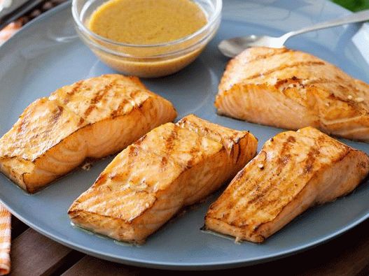 Foto azijski odrezak od lososa sa žara