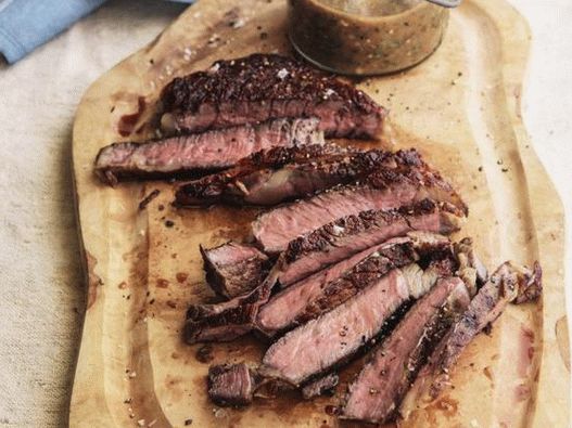 Ribeye foto biftek na roštilju s vatrom salsa