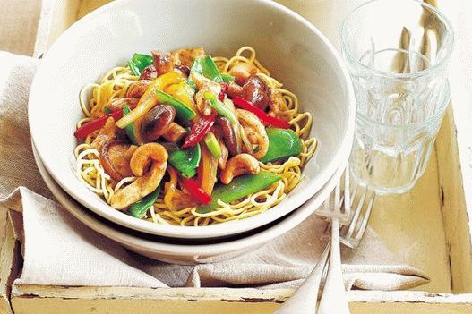 Foto Stir-fry piletina s rezancima Ramen