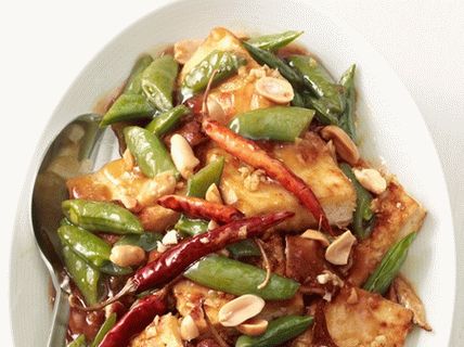 Fotografija pržene sa tofuom, čili paprom i kikirikijem