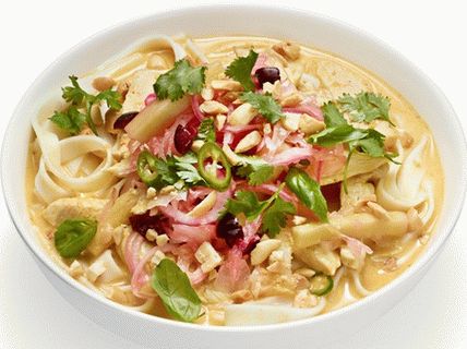Foto Curry juha s piletinom, kikirikijem i kiselim povrćem
