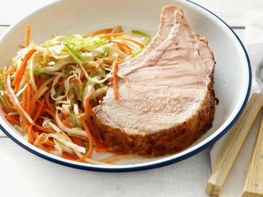 Fotografija svinjskog jela sa roštilja na rebrima, sa mariniranom religijom