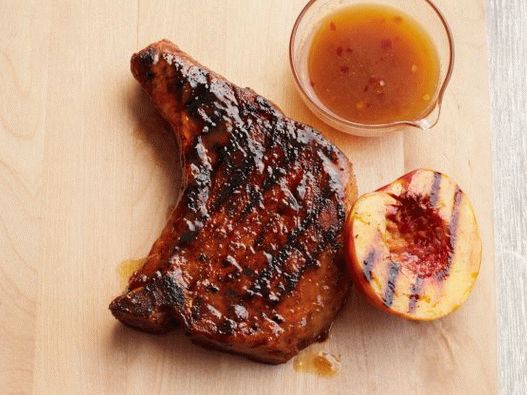 Foto kotlet od svinjske kosti sa umakom od breskve senfa