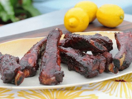 Svinjska rebrica sa roštilja na žaru