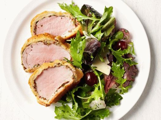 Foto svinjetina Wellington s biljem i grožđem