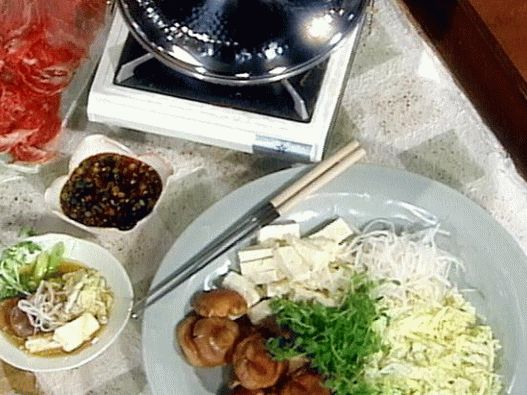 Fotografija Shabu-Shabua sa govedinom i gljivama