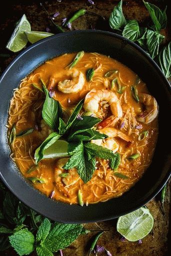 Foto tajlandski crveni curry sa kozicama