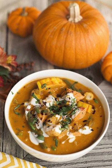 Foto tajlandski žuti curry sa bundevom i morskim plodovima