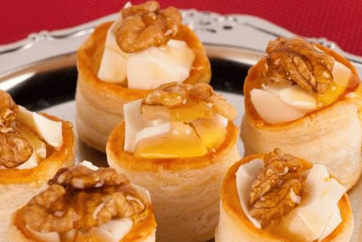 Fotografija španskog sira i tapasa sa medom