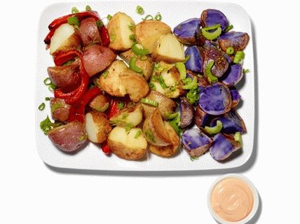 Foto topla salata od obojenog krompira, celera i slatke paprike