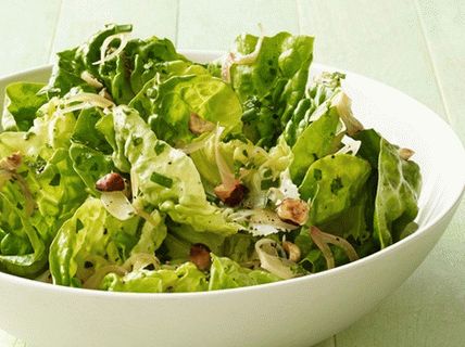 Foto topla zelena salata s orasima