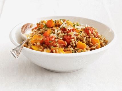 Foto topla salata od zrna bundeve i pšenice