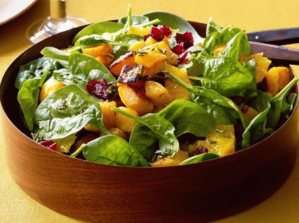 Foto topla bučna salata sa mandarinama i špinatom