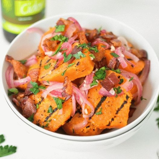 Foto topla salata od pečenog slatkog krompira i luka