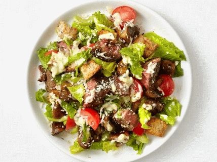 Foto topla salata sa govedinom i kiselim graškom