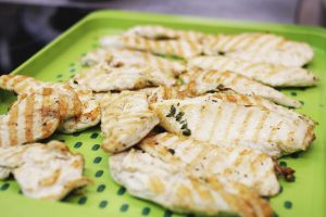 Topla pileća salata