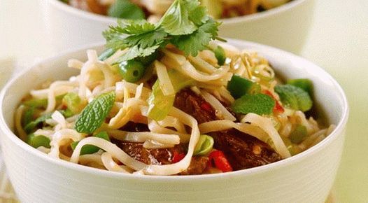 Foto topla salata sa rezancima od riže