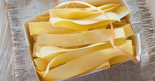 Foto tijesto za domaću italijansku tjesteninu pappardelle