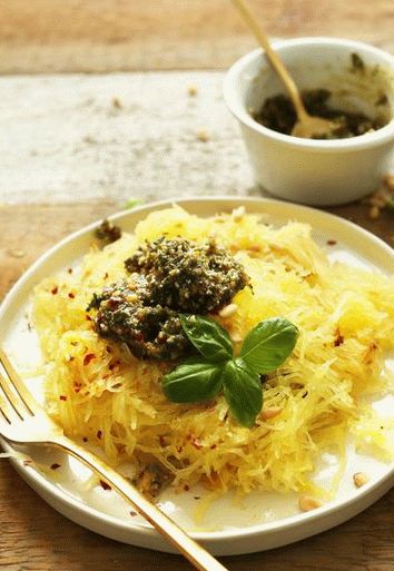 Fotografija špageta od bundeve začinjena curry-om i šalotnim dresingom