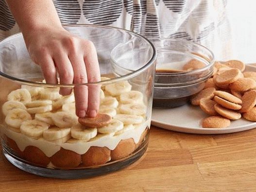 Položite slojeve pudinga i banana na kolačiće naizmenično,