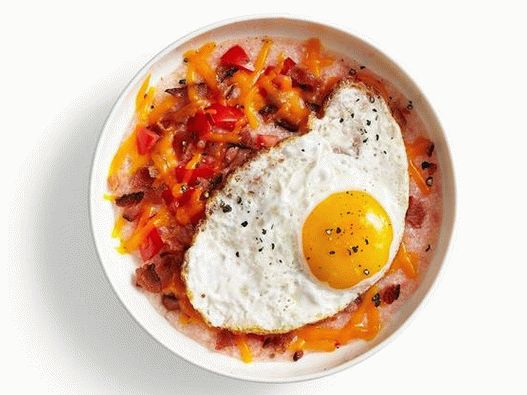 Photo Tomato kukuruzna kaša sa prženim jajetom