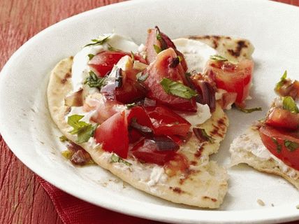 Foto salata od paradajza s hljebom na žaru