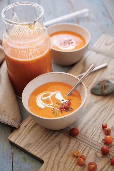Foto paradajzna supa sa jastogom i tropskim ukusom