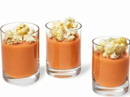 Foto juha od paradajza i tartufa u šalicama s kokicama