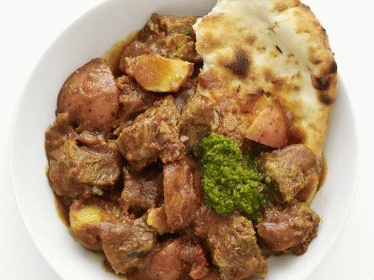 Fotografija govedine pirjane u sporoj šerpi sa curryjem i krompirom