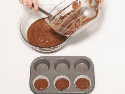 Sipajte obe limenke za pečenje čokolade Sipajte obe limenke za pečenje čokolade