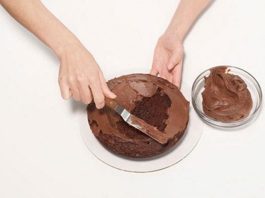 Nanesite čokoladnu glazuru Nanesite čokoladnu glazuru