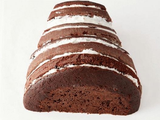 Obrežite rubove manjeg dijela torte, dajući joj blago zašiljen oblik. Obrežite rubove manjeg dijela torte, dajući joj blago zašiljen oblik.