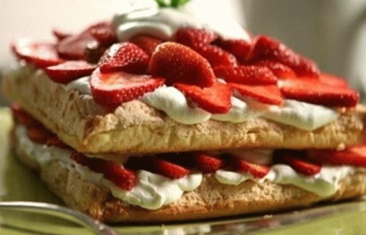 Foto torta s mrenjima i jagodama