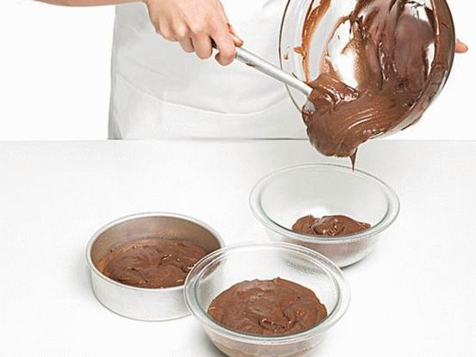 Testo ravnomerno sipati u posudu za torte i posudu
