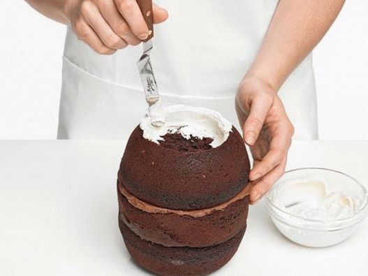 Podmažite vanjski obruč torte i šupljinu otvora vanilijom