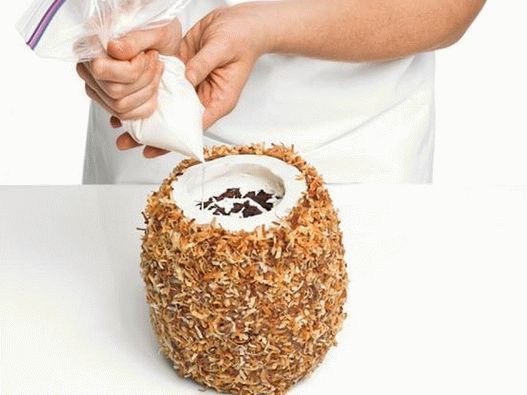 Stisnite glazuru na vrh torte kako bi izgledao tečno.