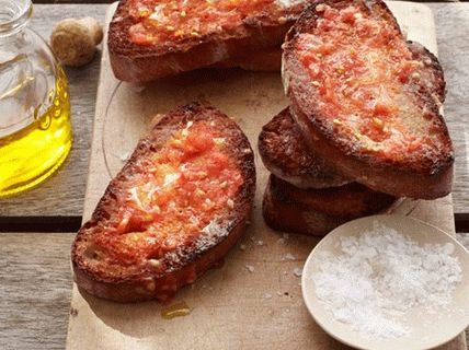 Foto tosti sa rajčicom i češnjakom