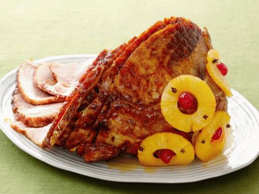 Fotografija Tradicionalna svečana šunka s ananasom u glazuri