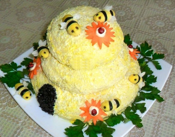Troslojna salata "Pčelica"