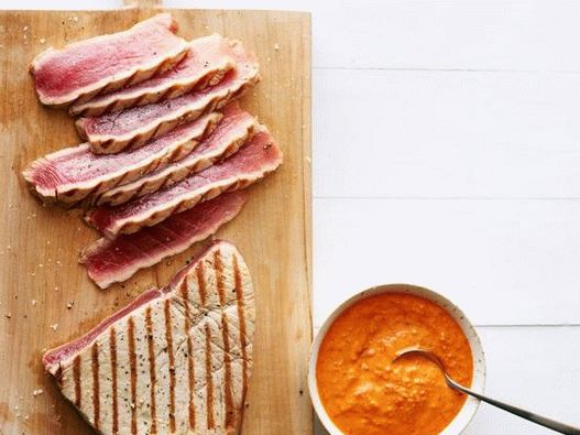 Fotografija tune sa roštilja sa umakom romesco