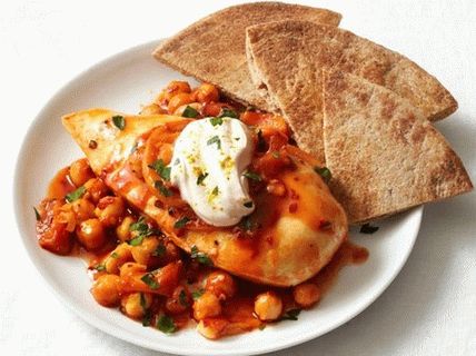 Foto pirjano pileće prsa s slanutkom u umaku od rajčice