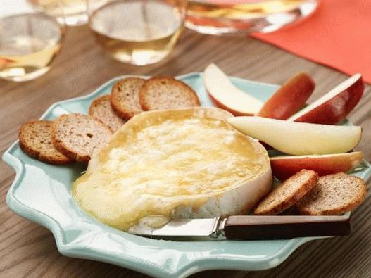 Foto topli Brie sir s jabukama Fuji, kruškama i Melba