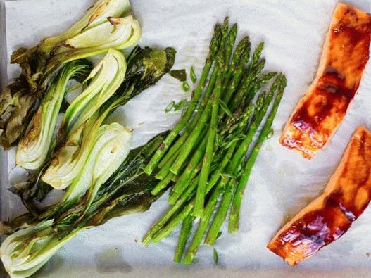 Foto večera u pećnici: losos sa glazura Hoisin i kupus bok-choi