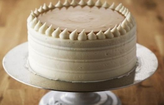 Fotografija rođendanske torte sa vanilin kremom od patissiere