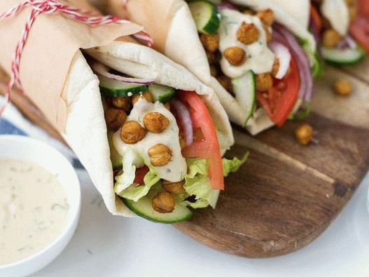 Foto vegetarijanska shawarma sa slanutkom i dresingom sa hummusom i koprom