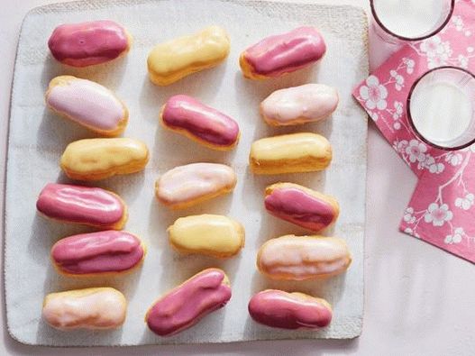Eclairs sa obojenom glazura