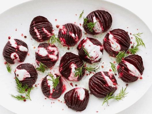 Harmonika od cikle u pećnici s umakom od jogurta i kopar