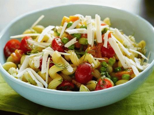 Proljetna salata s tjesteninom i rajčicom