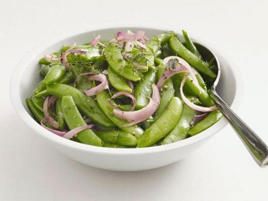 Šećerni grašak u mahunama s crvenim lukom i začinskim biljem